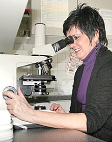 Frau Bellers am Mikroskop